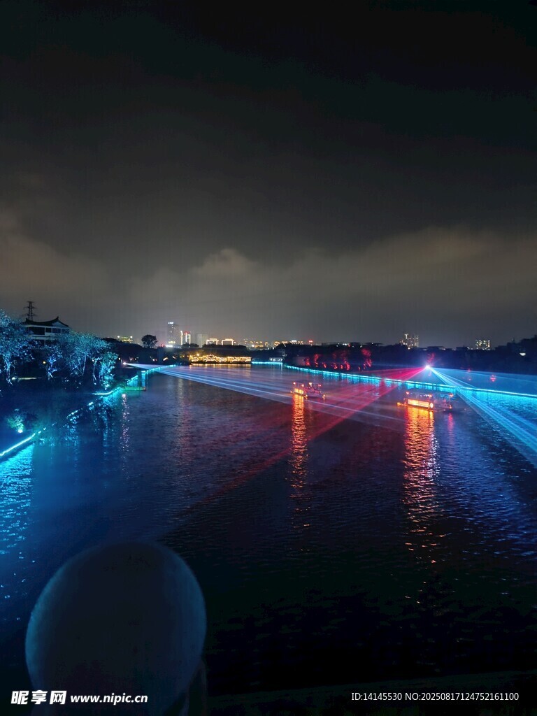 河畔夜景绚丽灯光秀