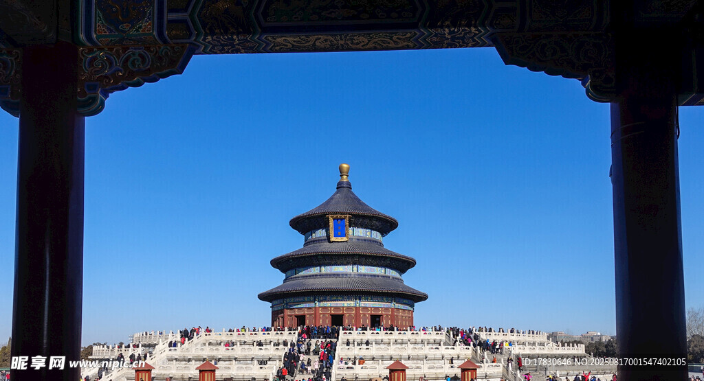 透过拱门看天坛壮丽景观