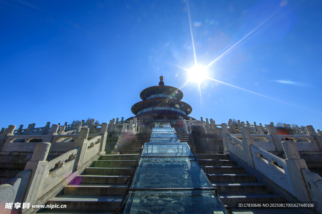 阳光下的古建筑阶梯景观