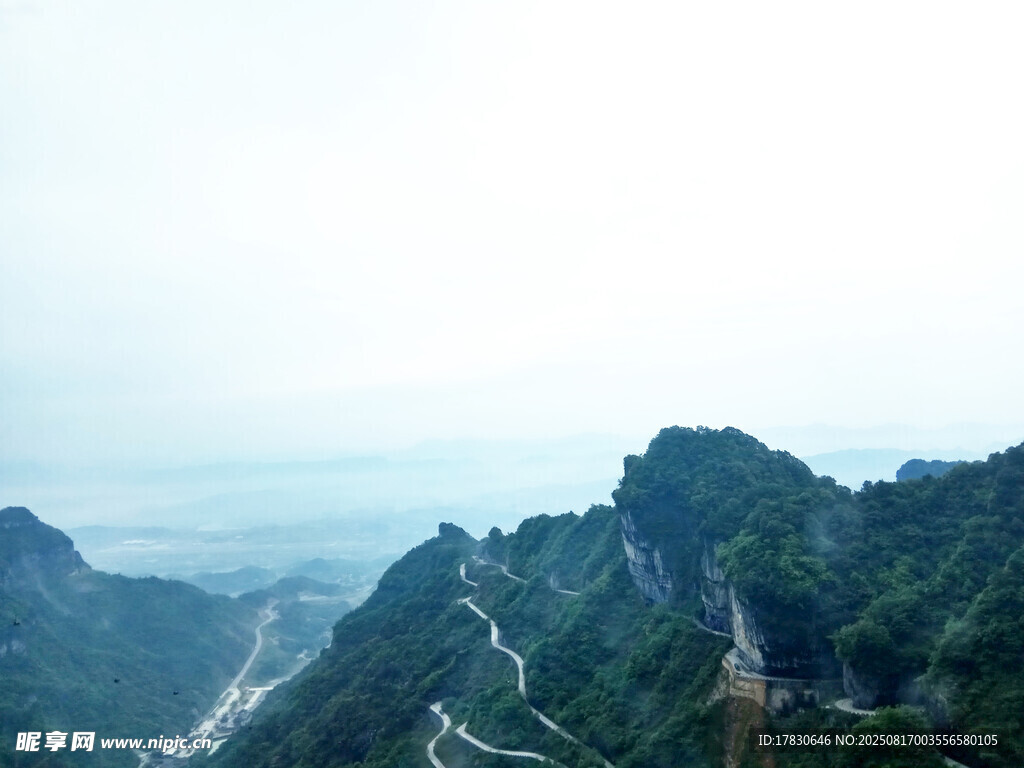 山峦间蜿蜒公路美景