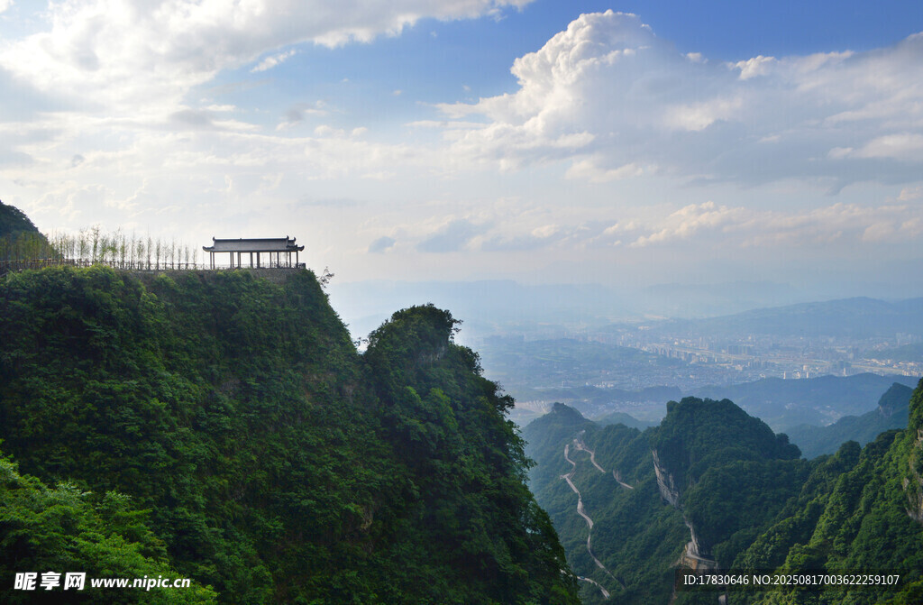 悬崖观景台俯瞰壮丽山景