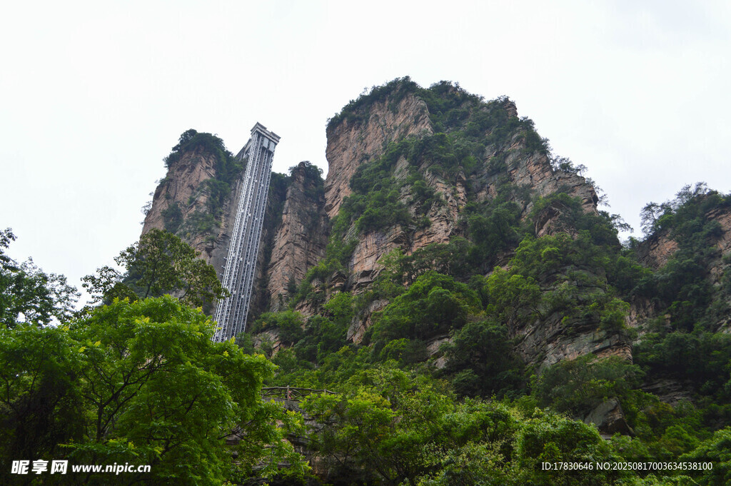 张家界奇峰瀑布美景