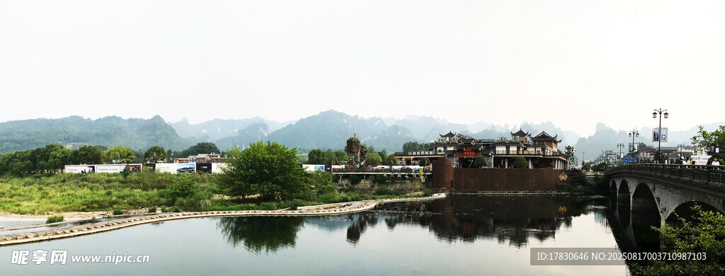 湖畔乡村美景