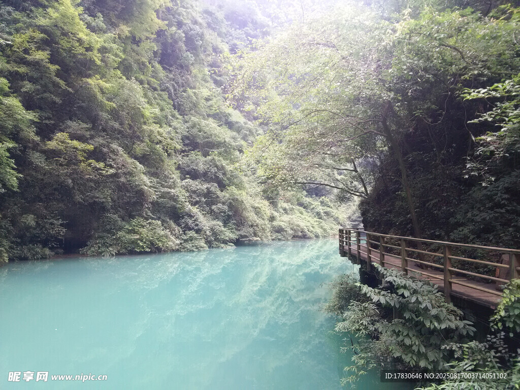 山间幽蓝溪流与木质栈道