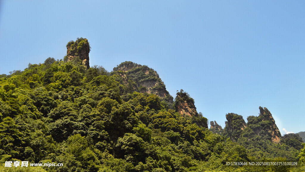 翠绿山峦上的奇特岩石