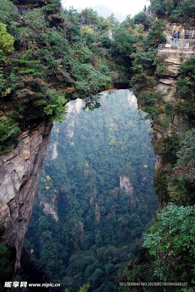 山间清幽深潭景色