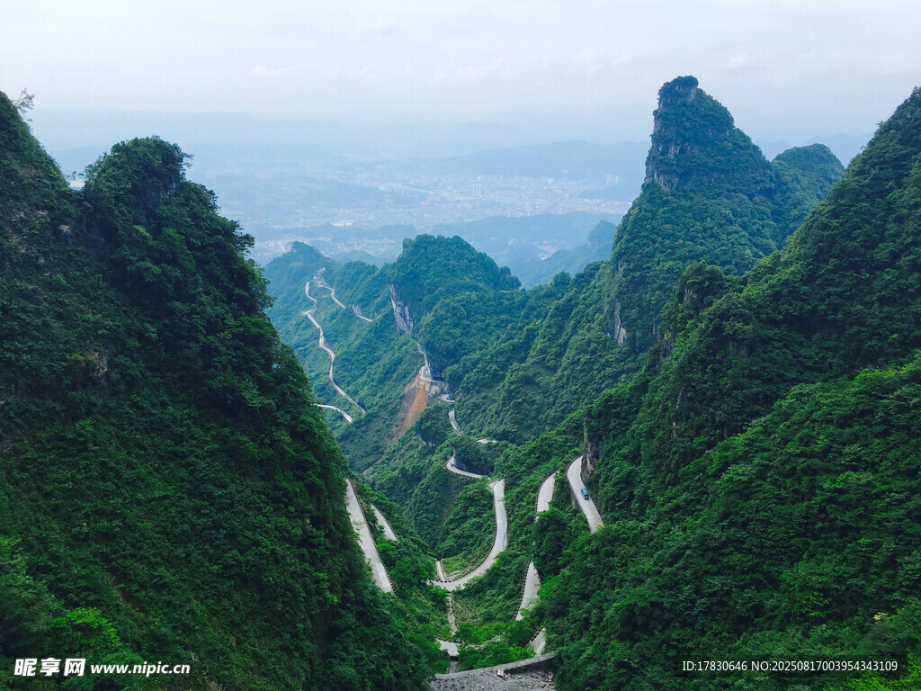 蜿蜒山路隐于翠绿群山间