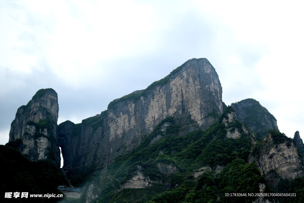 巍峨险峻的壮丽山峰