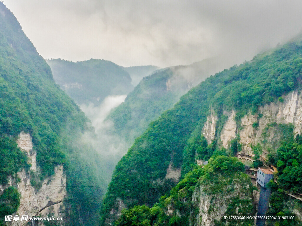 山间云雾缭绕的壮丽景致