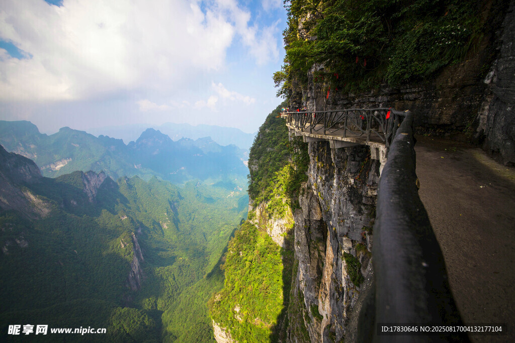 悬崖边的绝美山间步道