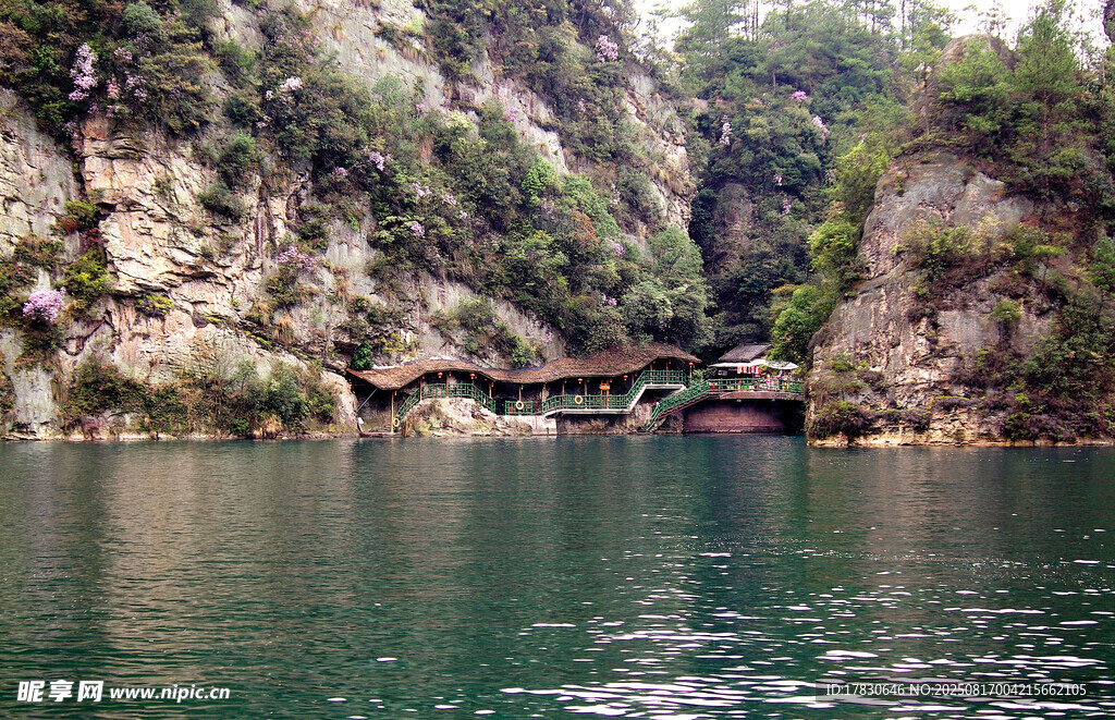 山水间宁静的湖岸风光