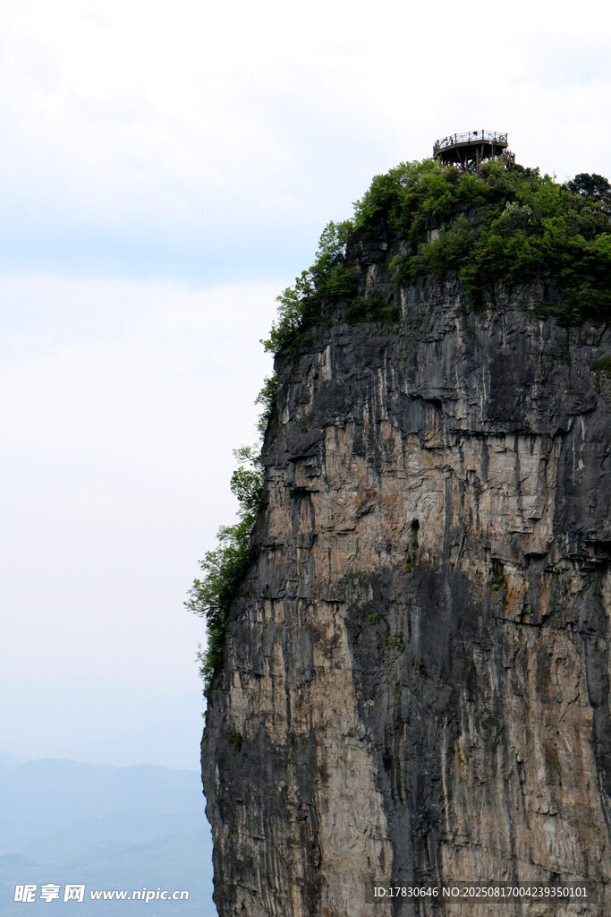 巍峨悬崖峭壁