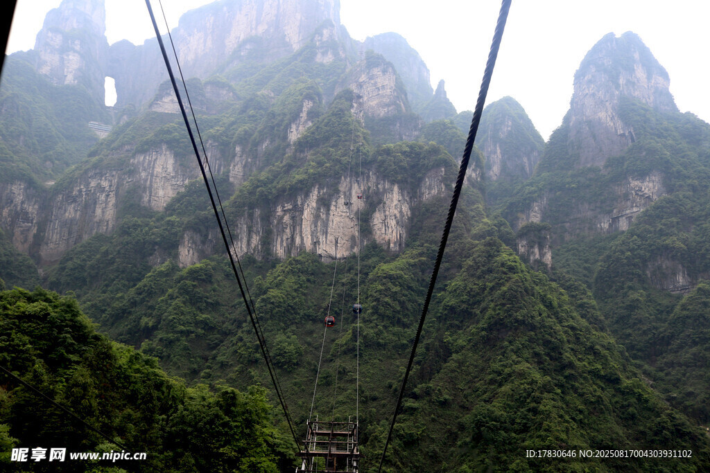 山间索道穿梭于奇峰之间