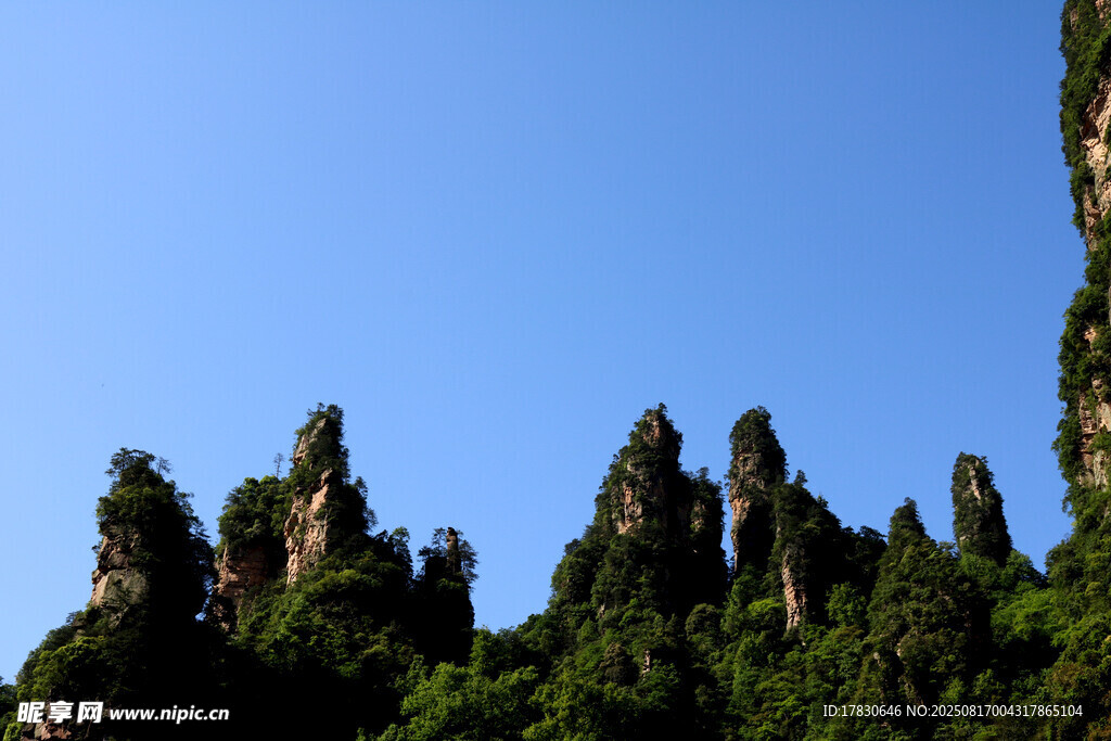 奇峰耸立的翠绿山峦