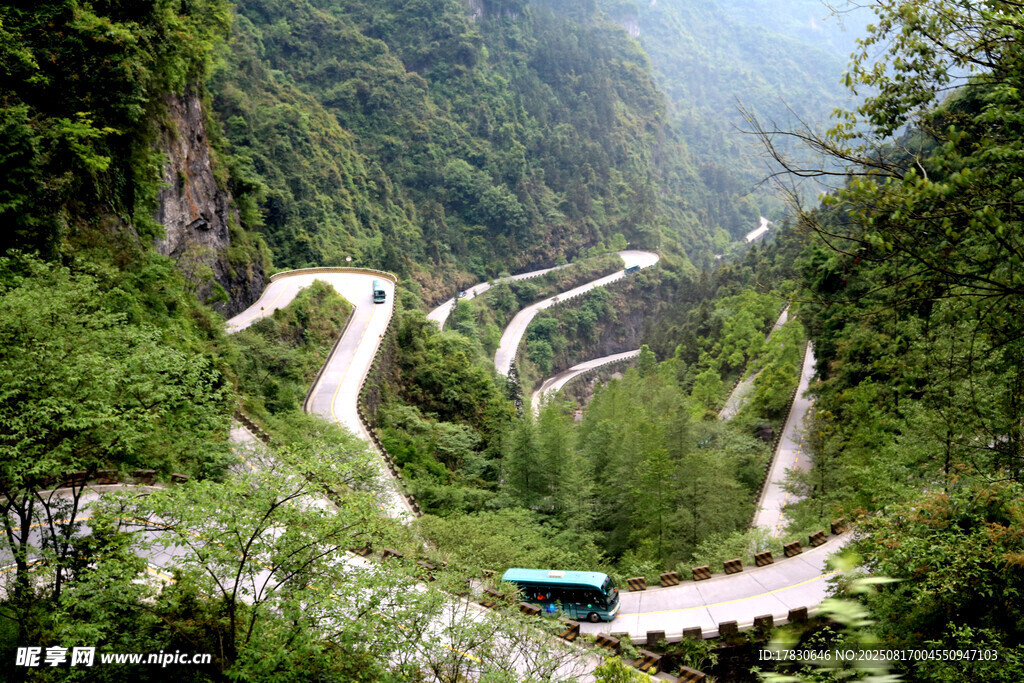 山间蜿蜒公路景色秀丽