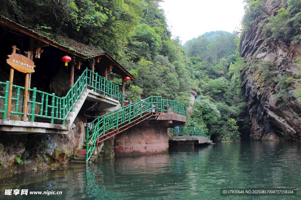 山水间的古雅栈道美景