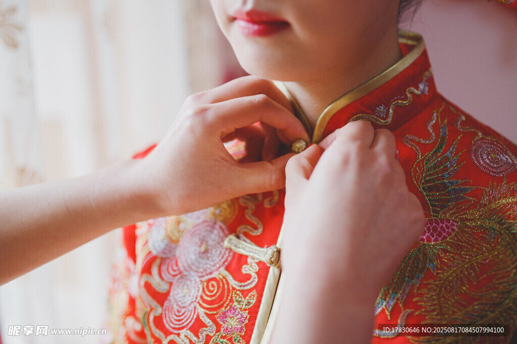 女子着旗袍系盘扣瞬间
