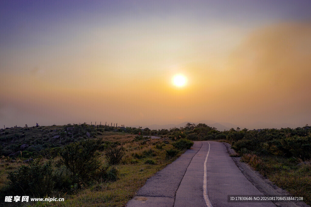 夕阳下的公路美景