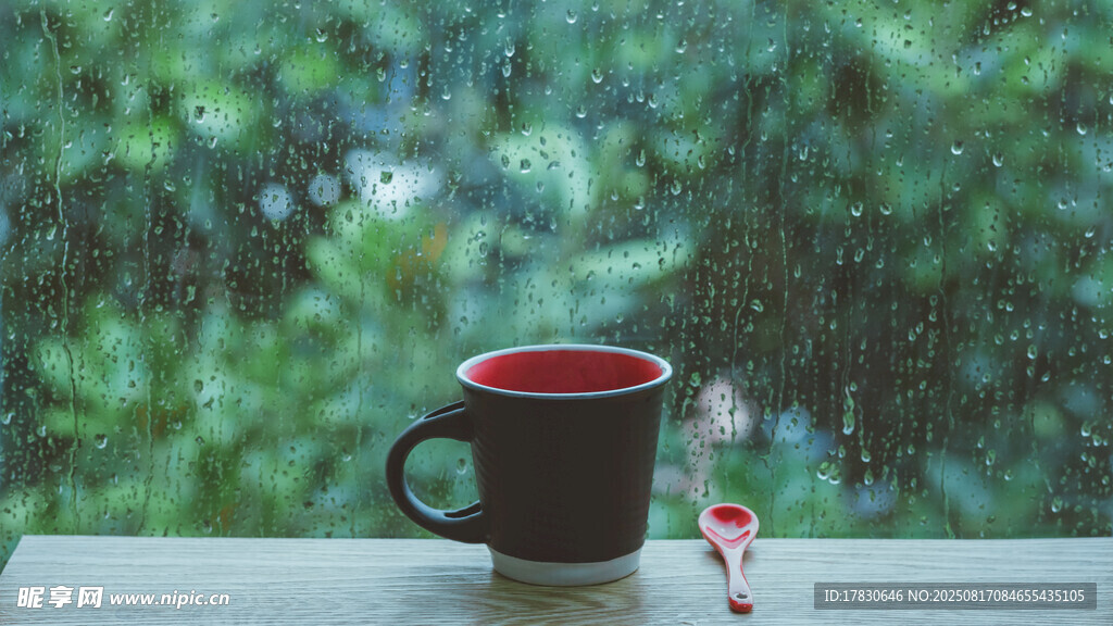 窗边红杯伴雨景