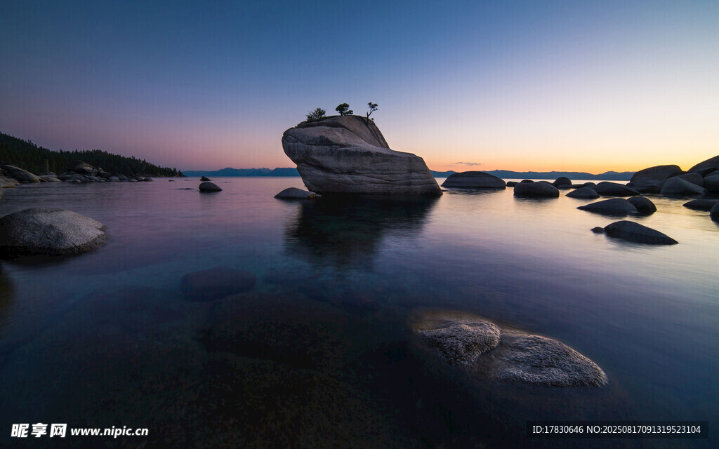 湖畔暮色中的孤石美景