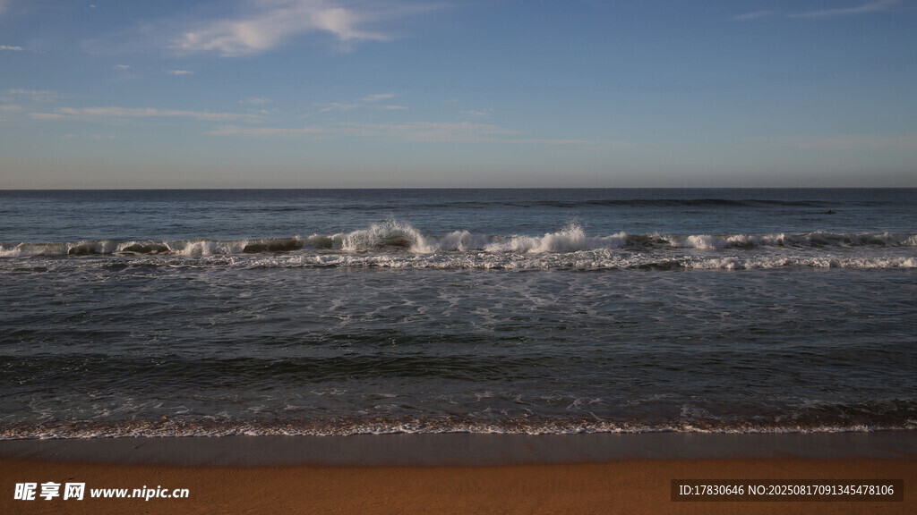 海边海浪拍打沙滩美景