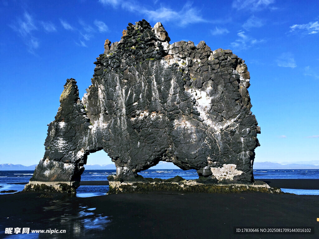 冰岛独特拱形岩石景观