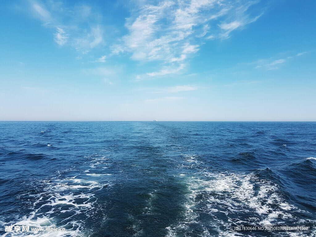 海上航行留下的白色航迹
