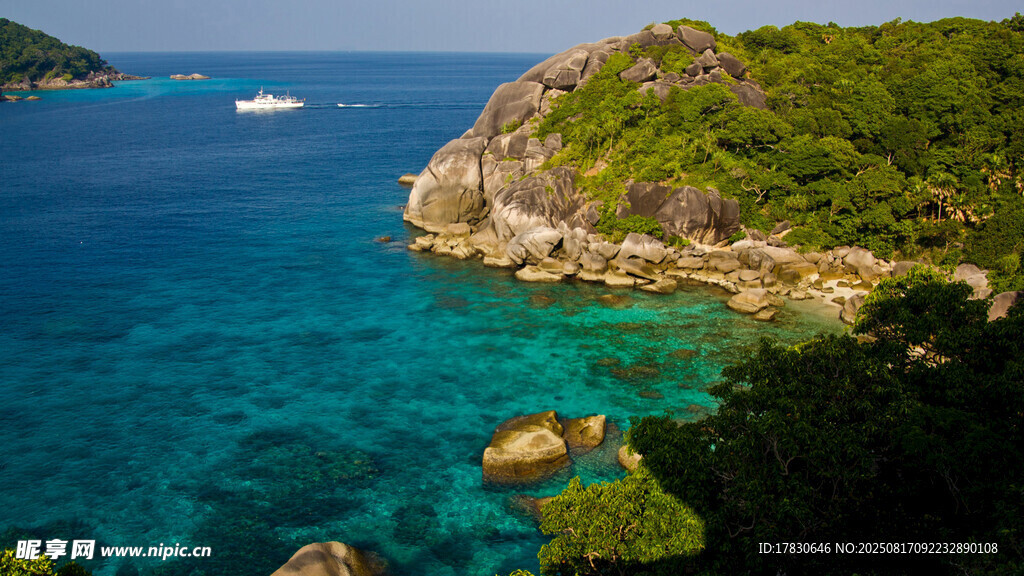 美丽海岛清澈碧蓝海域