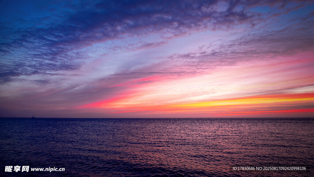 海上绚烂日落美景