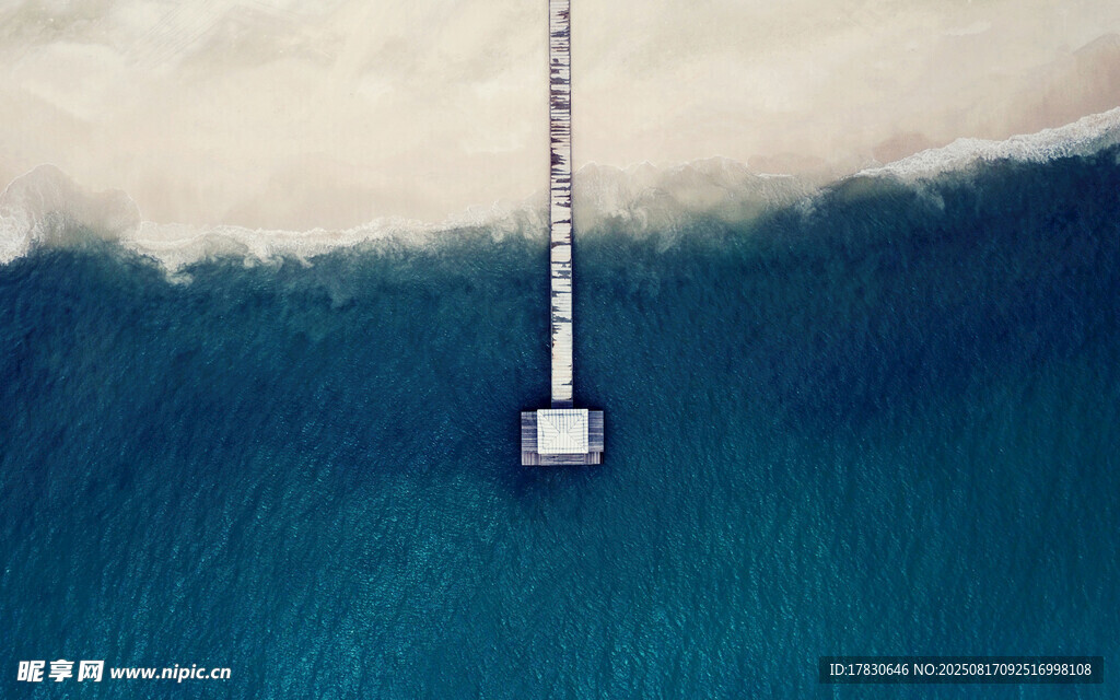 海上栈桥延伸至远方