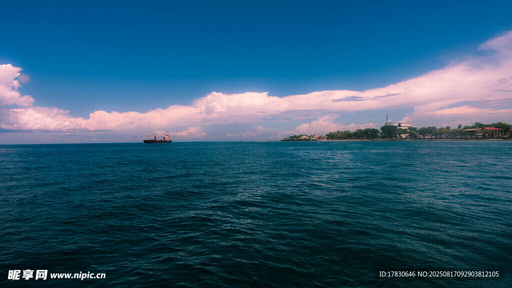 广阔海面与天边彩云美景