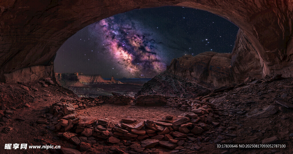洞穴外的璀璨星空夜景