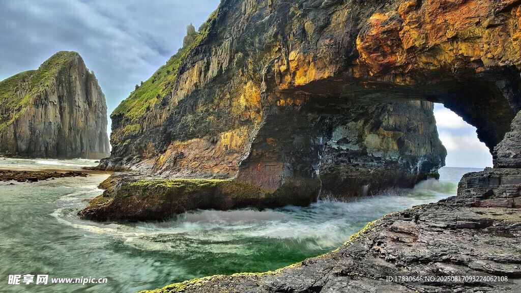 海边天然拱形岩石景观