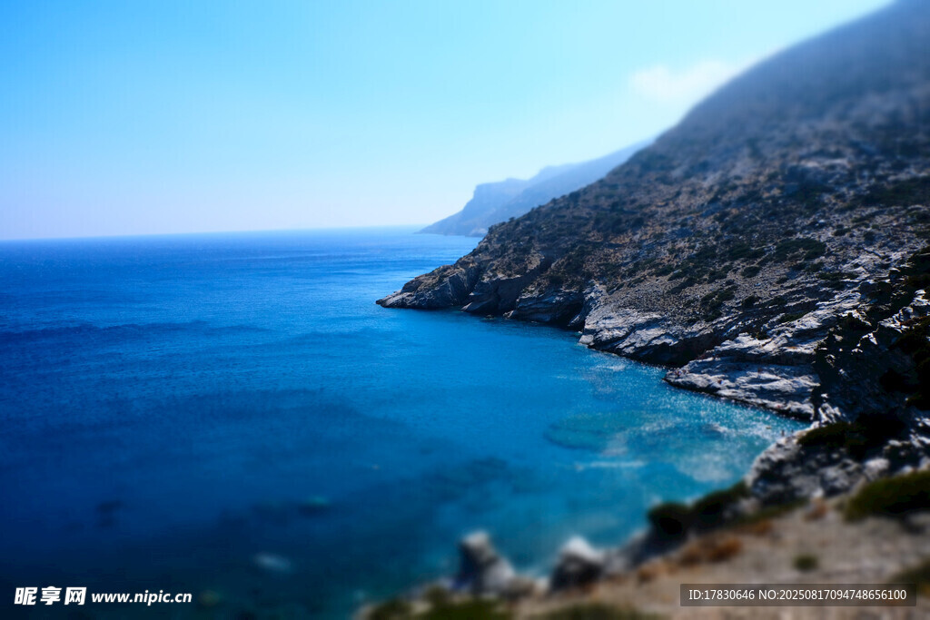 蓝色海岸边的美丽山海景