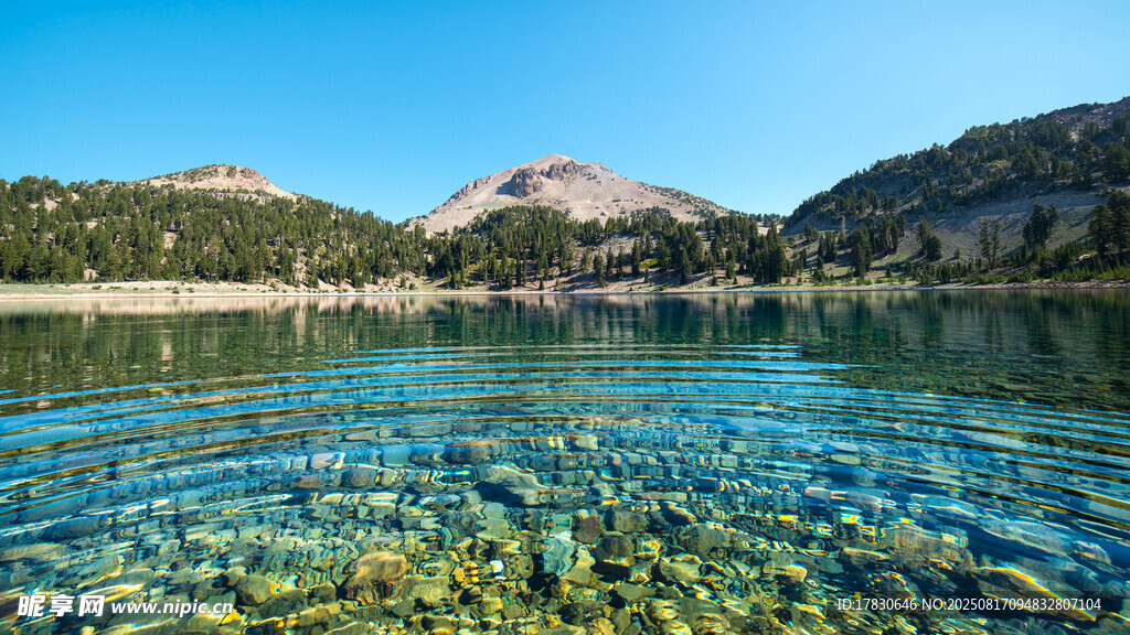 清澈湖景与远处山峦