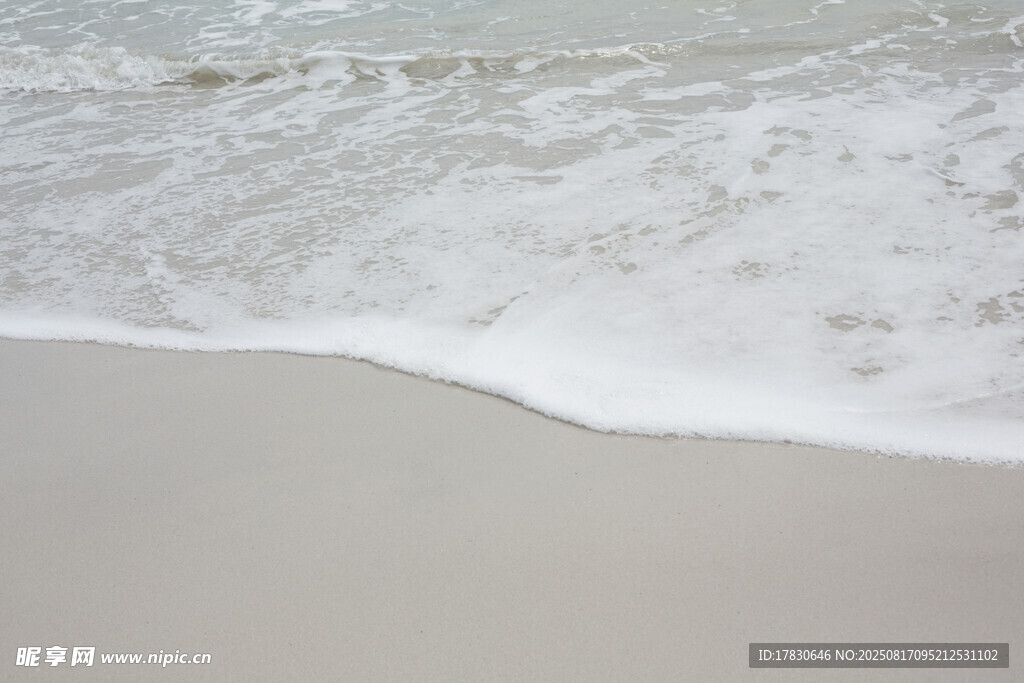 海浪轻吻沙滩