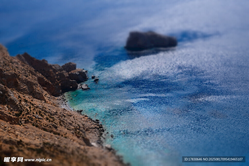 海边礁石与碧蓝海水美景