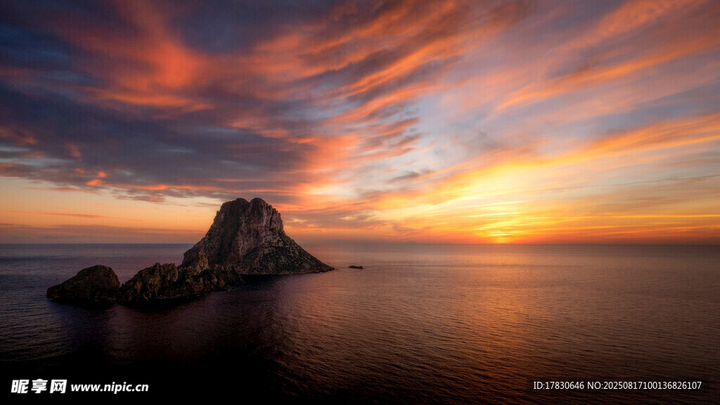 海上夕阳下的孤岩美景