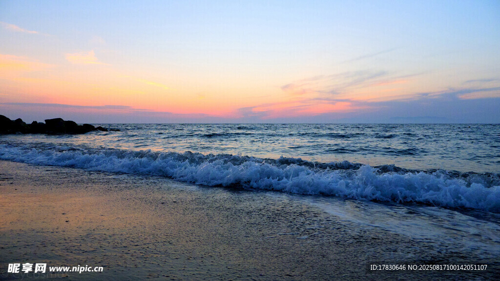 海边日落时的海浪美景