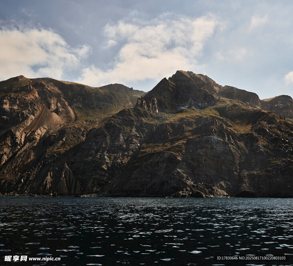海上巍峨山峦风景图