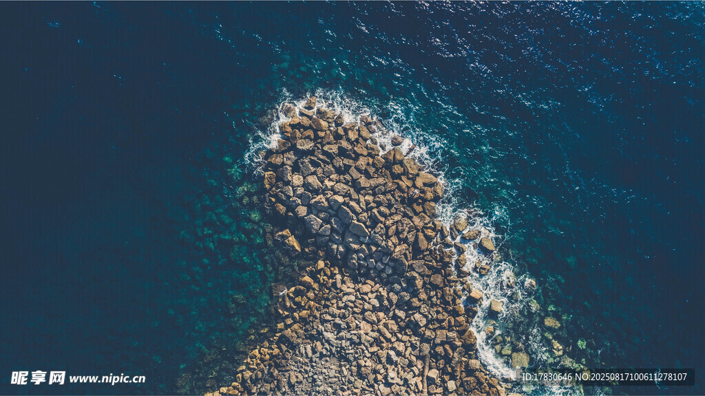 俯瞰海边嶙峋礁石