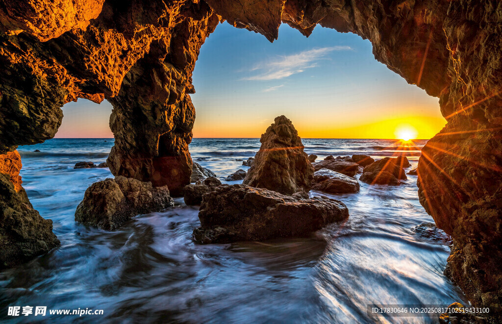 海边洞穴日落美景