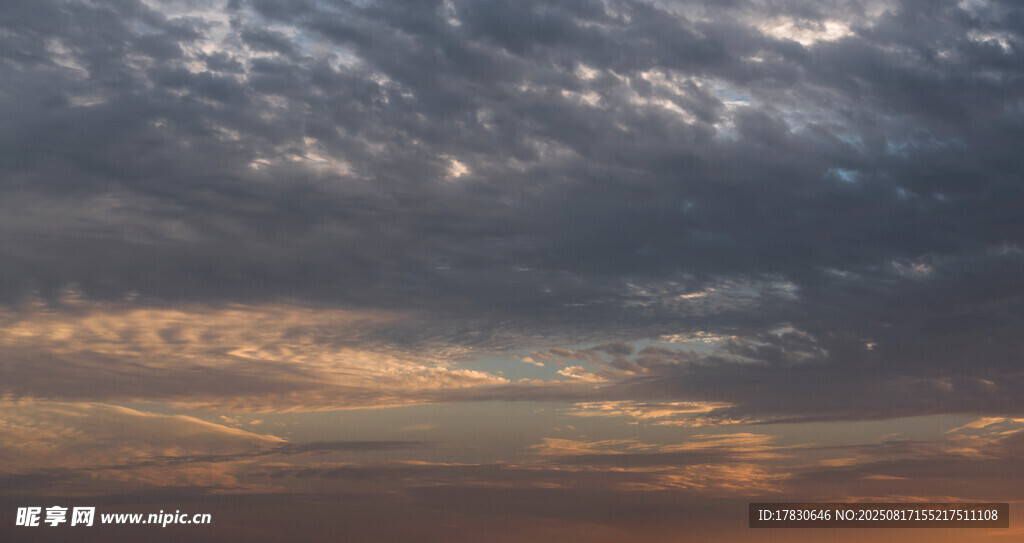 黄昏时分的绚烂天空