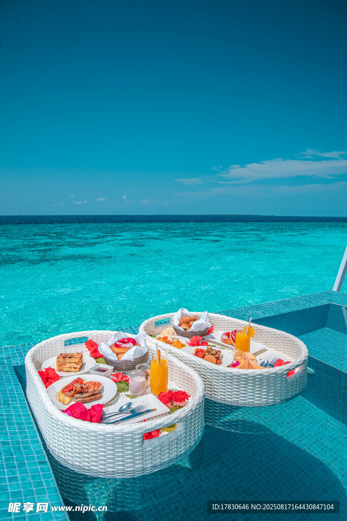 海上漂浮的水果装饰躺椅