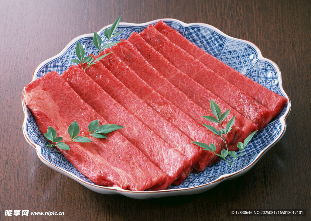 蓝盘上的鲜嫩生牛肉片