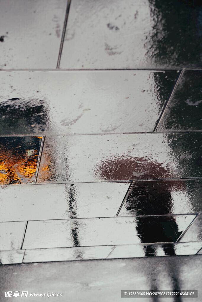 雨中撑伞人