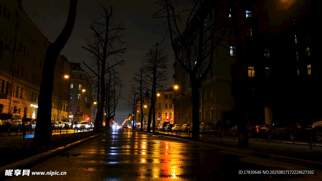 雨夜街道的灯光倒影