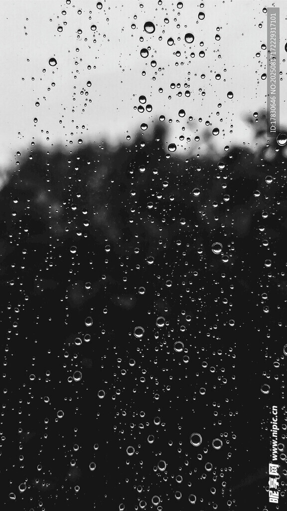 雨滴落下的黑白景象