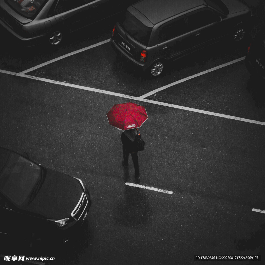 雨中停车场撑红伞的身影