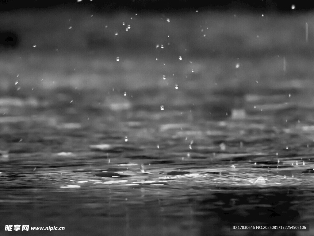 雨滴落入水面的瞬间
